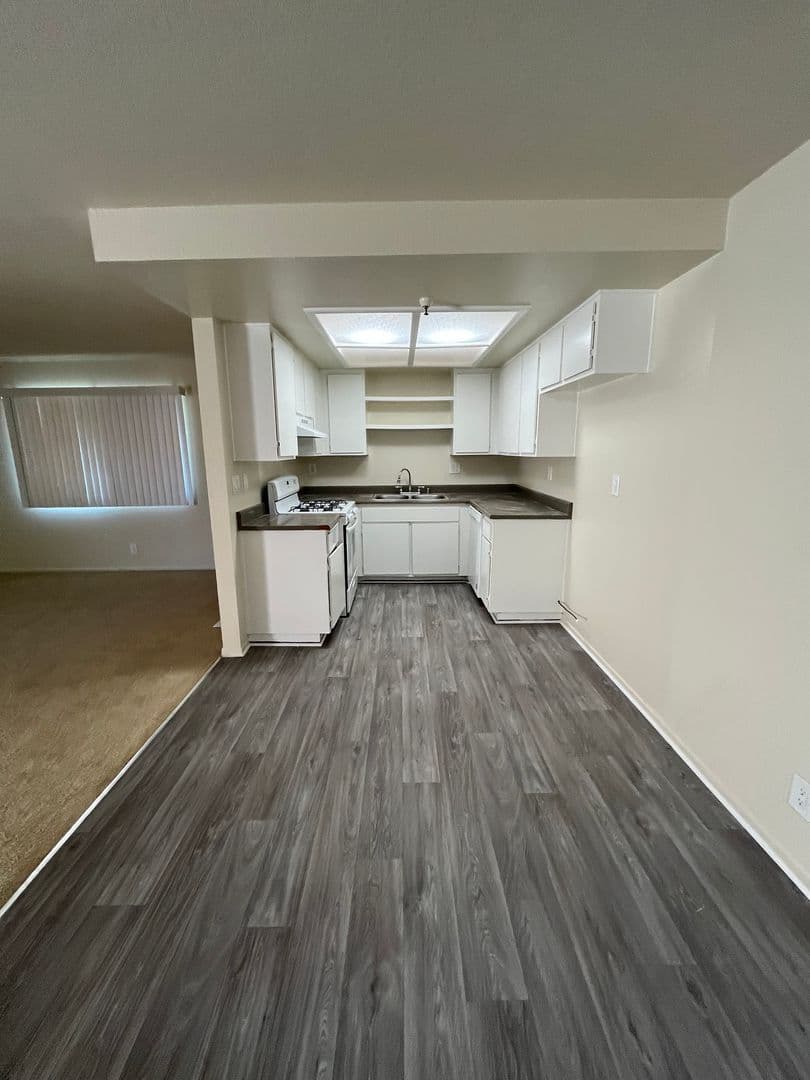 Hawthorne Apartment: 3137-3139 W. 139th St.