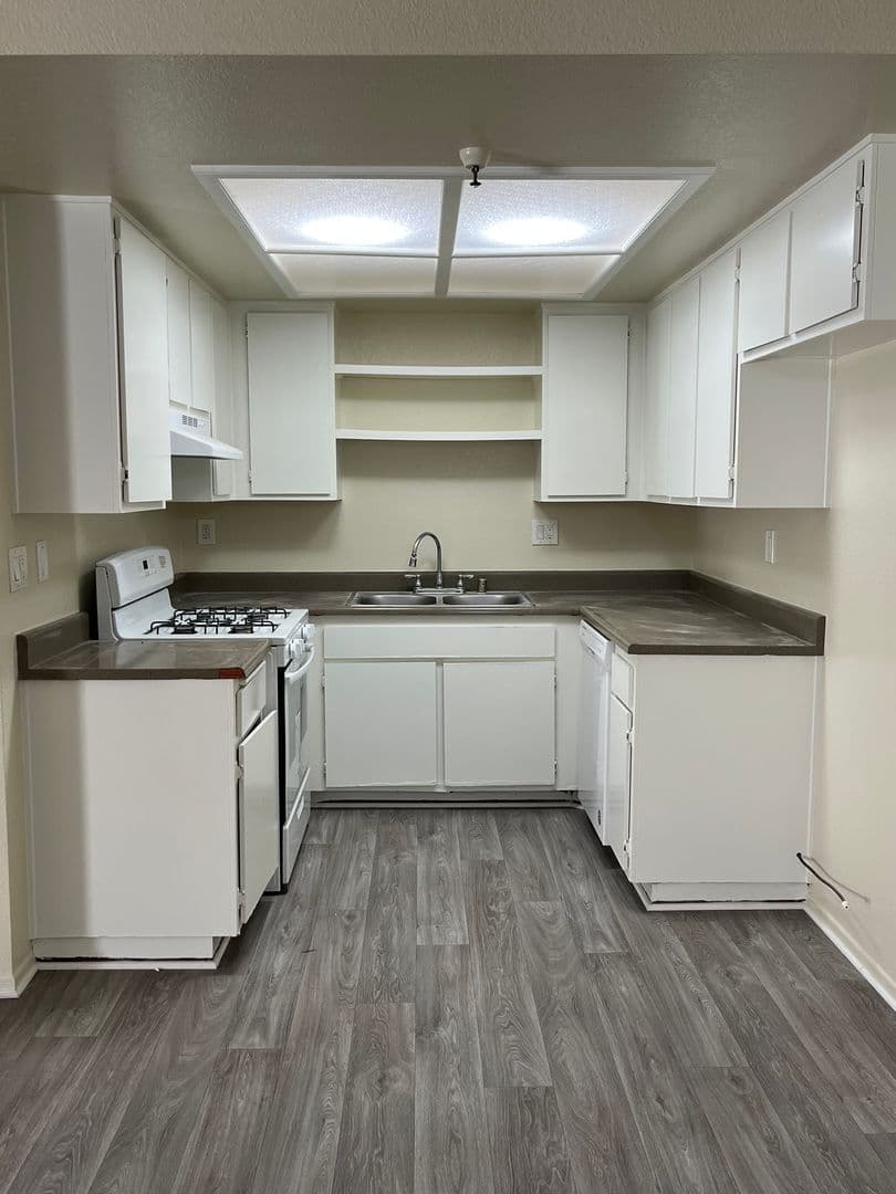 Hawthorne Apartment: 3137-3139 W. 139th St.