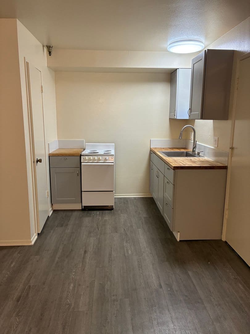 Hawthorne Apartment: 14501 Cerise Ave.