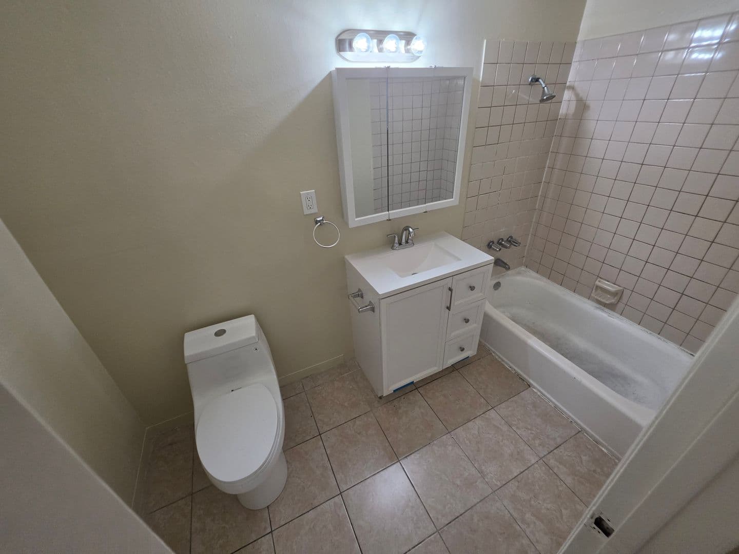 Long Beach Apartment: 3351 E Andy St.