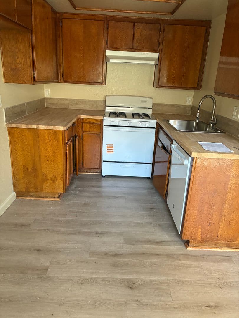 Hawthorne Apartment: 14501 Cerise Ave.
