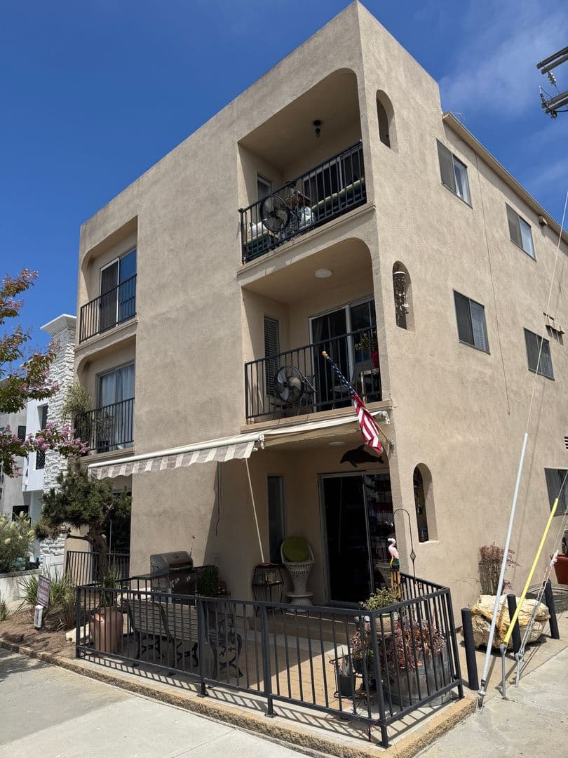 Seal Beach Apartment: 112 2nd St.