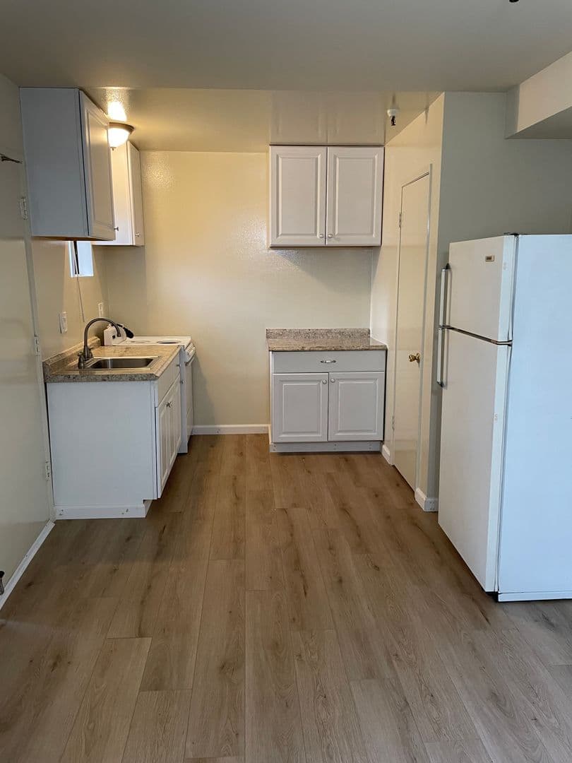Hawthorne Apartment: 14501 Cerise Ave.