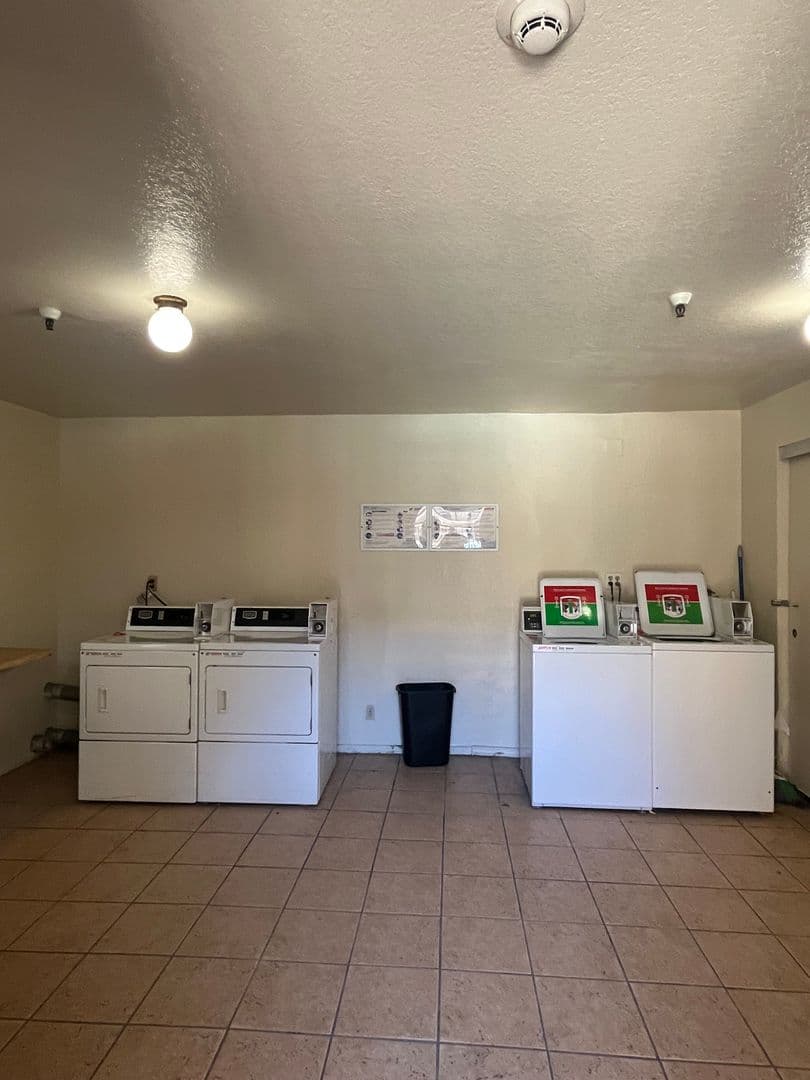 Hawthorne Apartment: 3137-3139 W. 139th St.