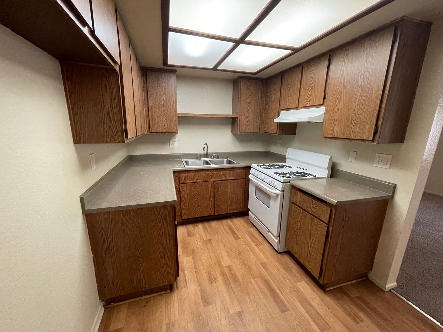 Hawthorne Apartment: 3137-3139 W. 139th St.