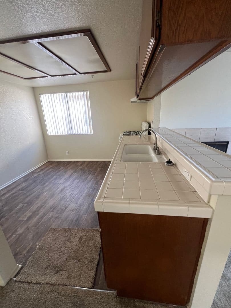 Hawthorne Apartment: 14115-21 Kornblum Ave.