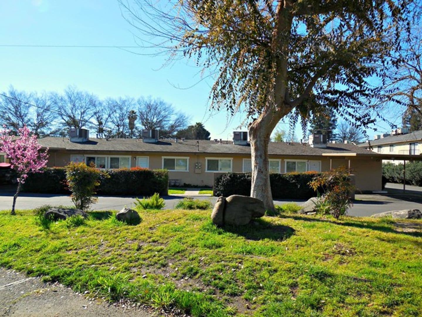 Fresno Apartment: 202 W. Dakota Ave. #109