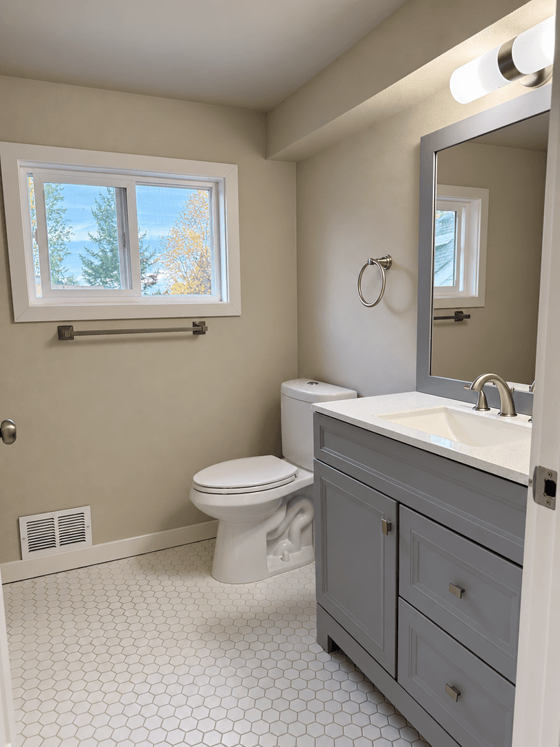 Seattle Apartment: 12334 Sand Point Way NE