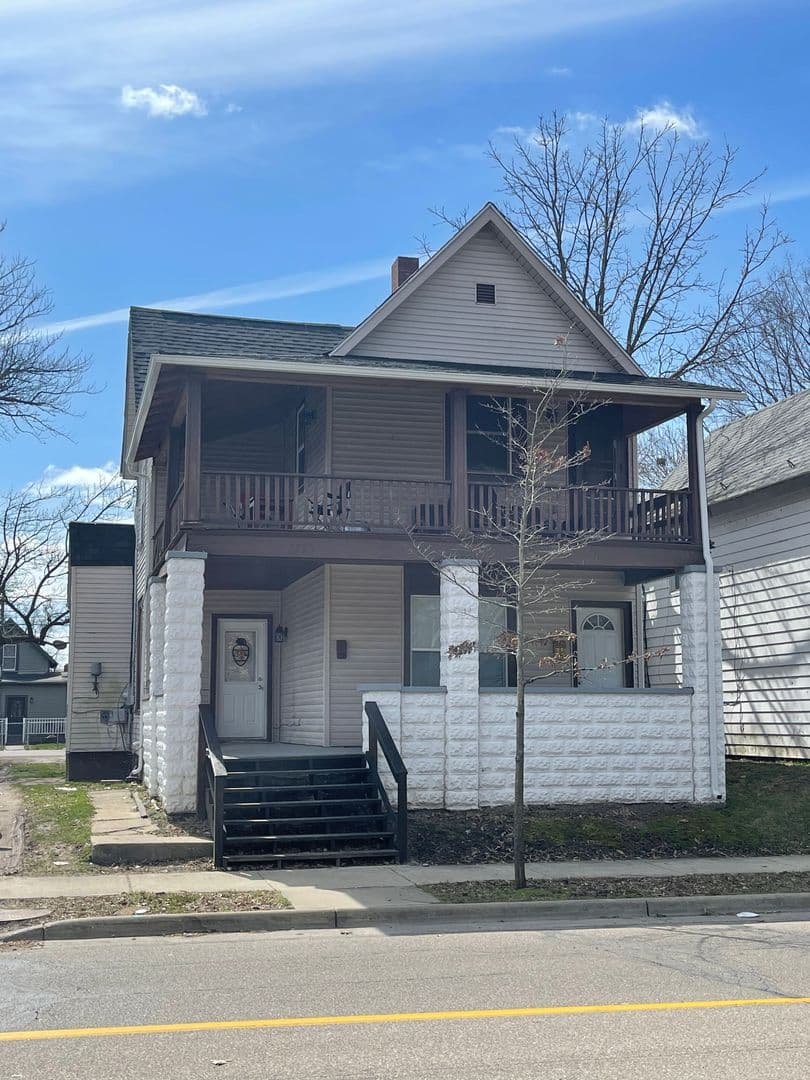 Lafayette Apartment: 1723 Greenbush Street