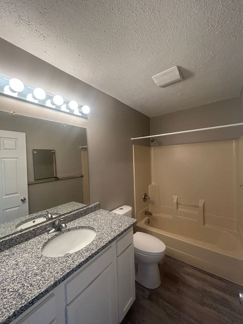 Lafayette Apartment: 923 - 925 North 8th Street