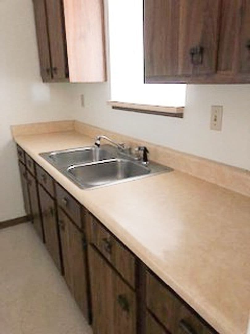 Brook Apartment: 204 S Hess St