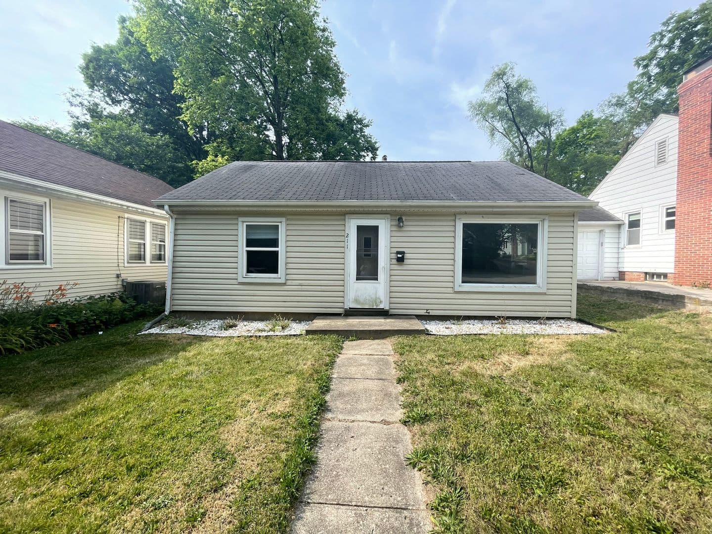 West Lafayette House: 211 Dehart St