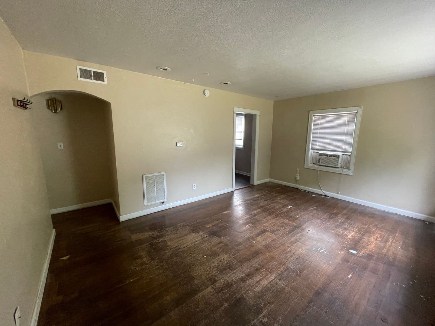 West Lafayette House: 211 Dehart St