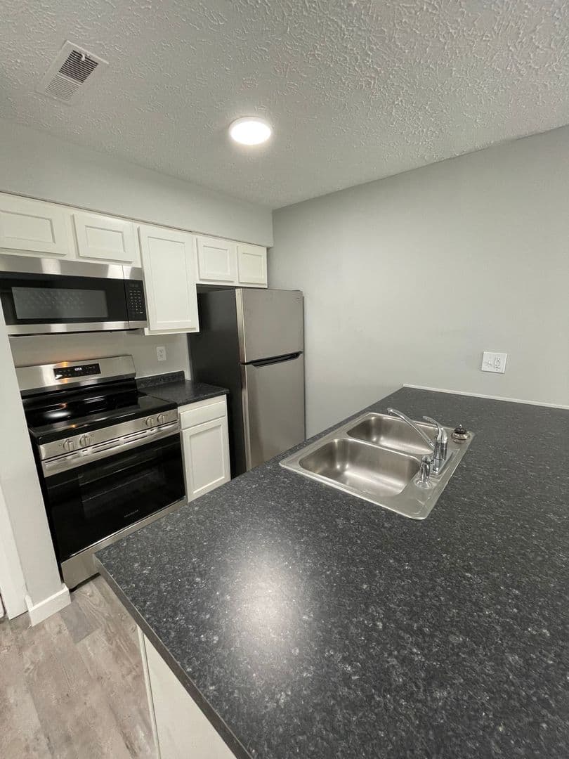 Lafayette Apartment: 915 N 6th Street