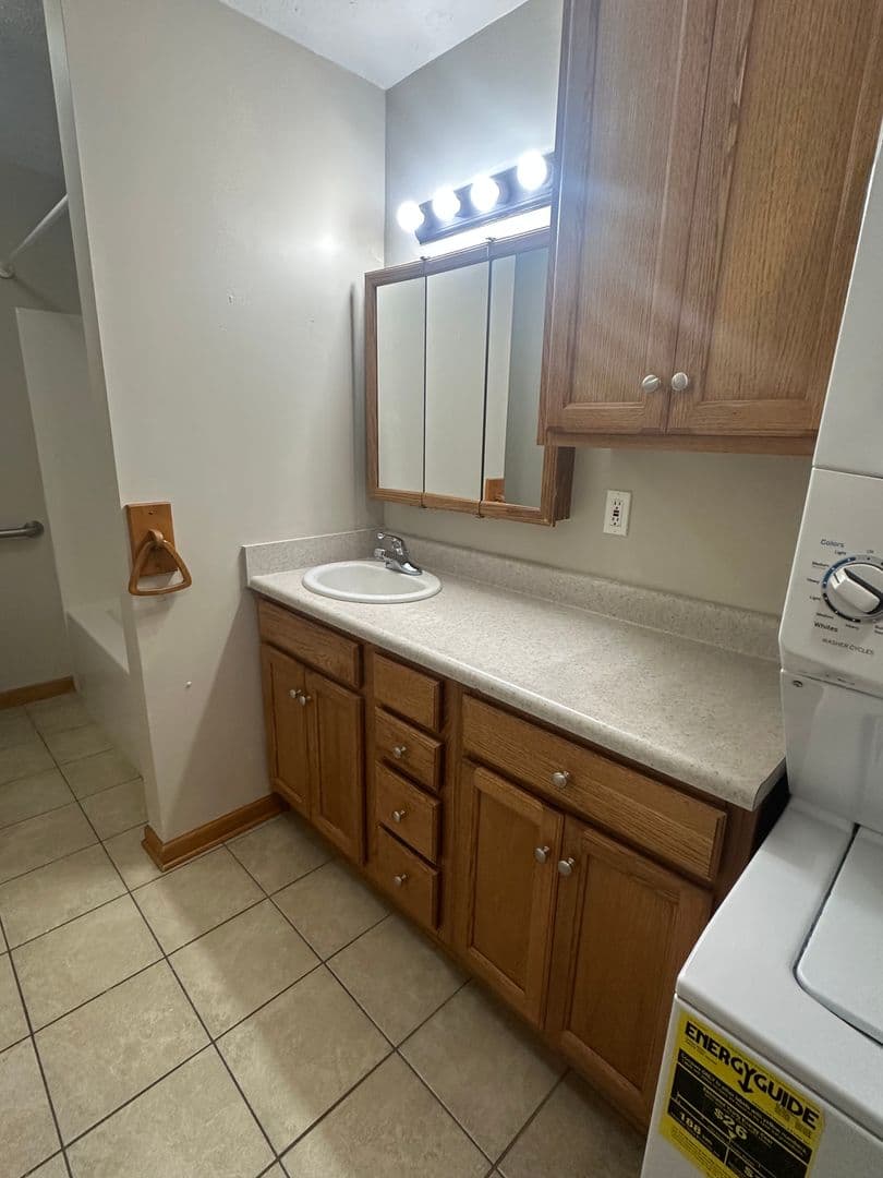 Veedersburg Apartment: 200 W 2nd St