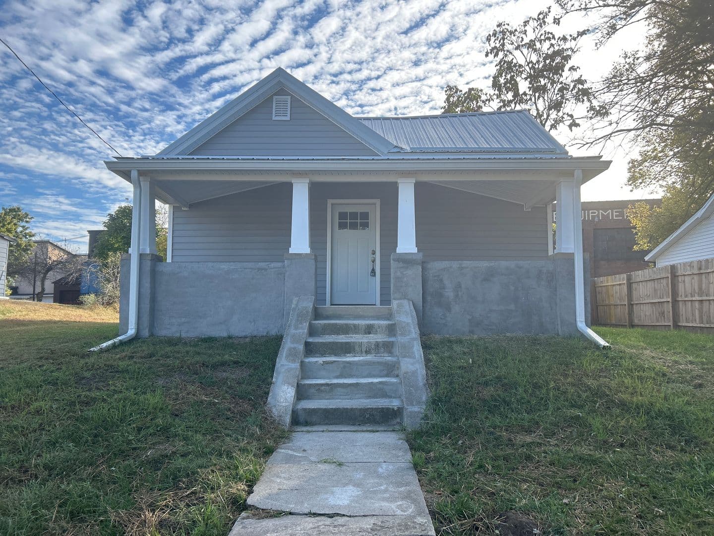 Veedersburg House: 405 S Main St