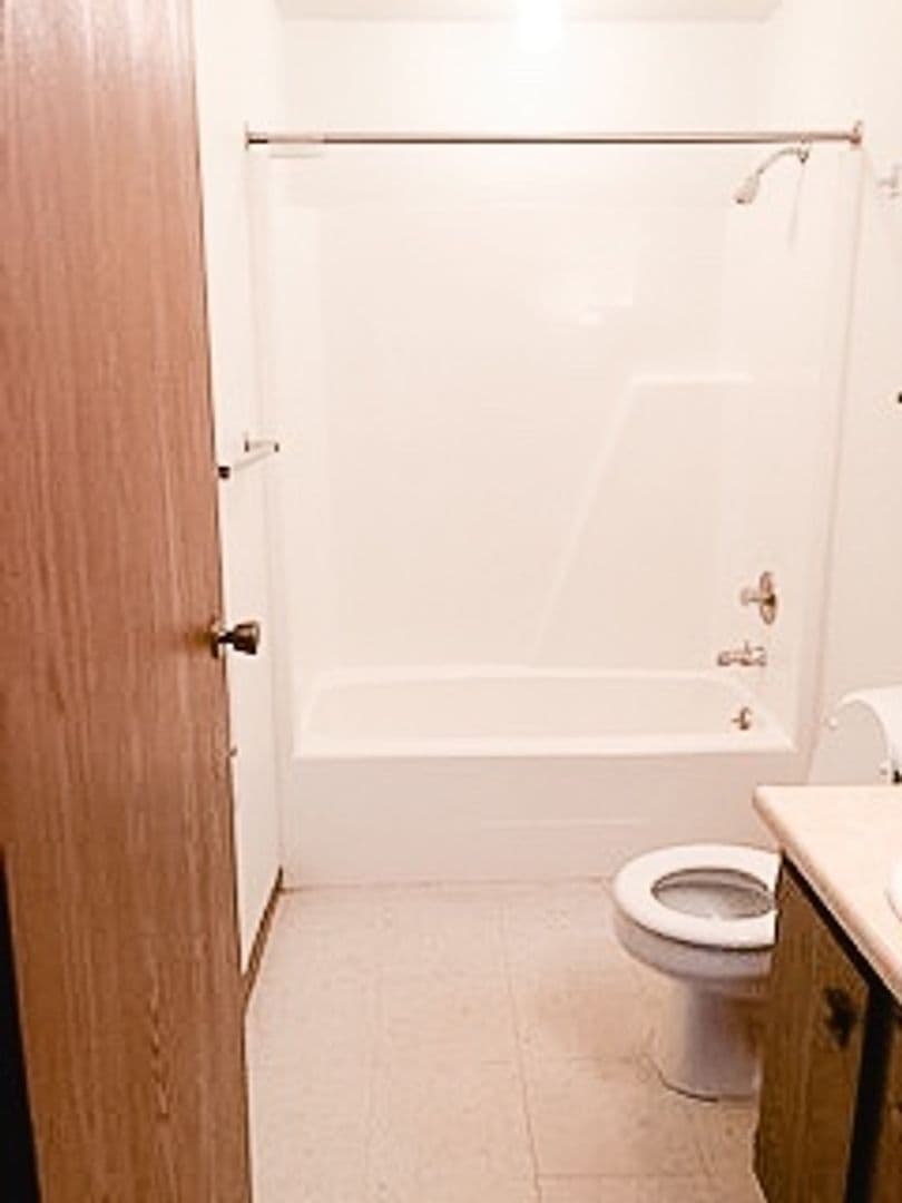 Brook Apartment: 204 S Hess St