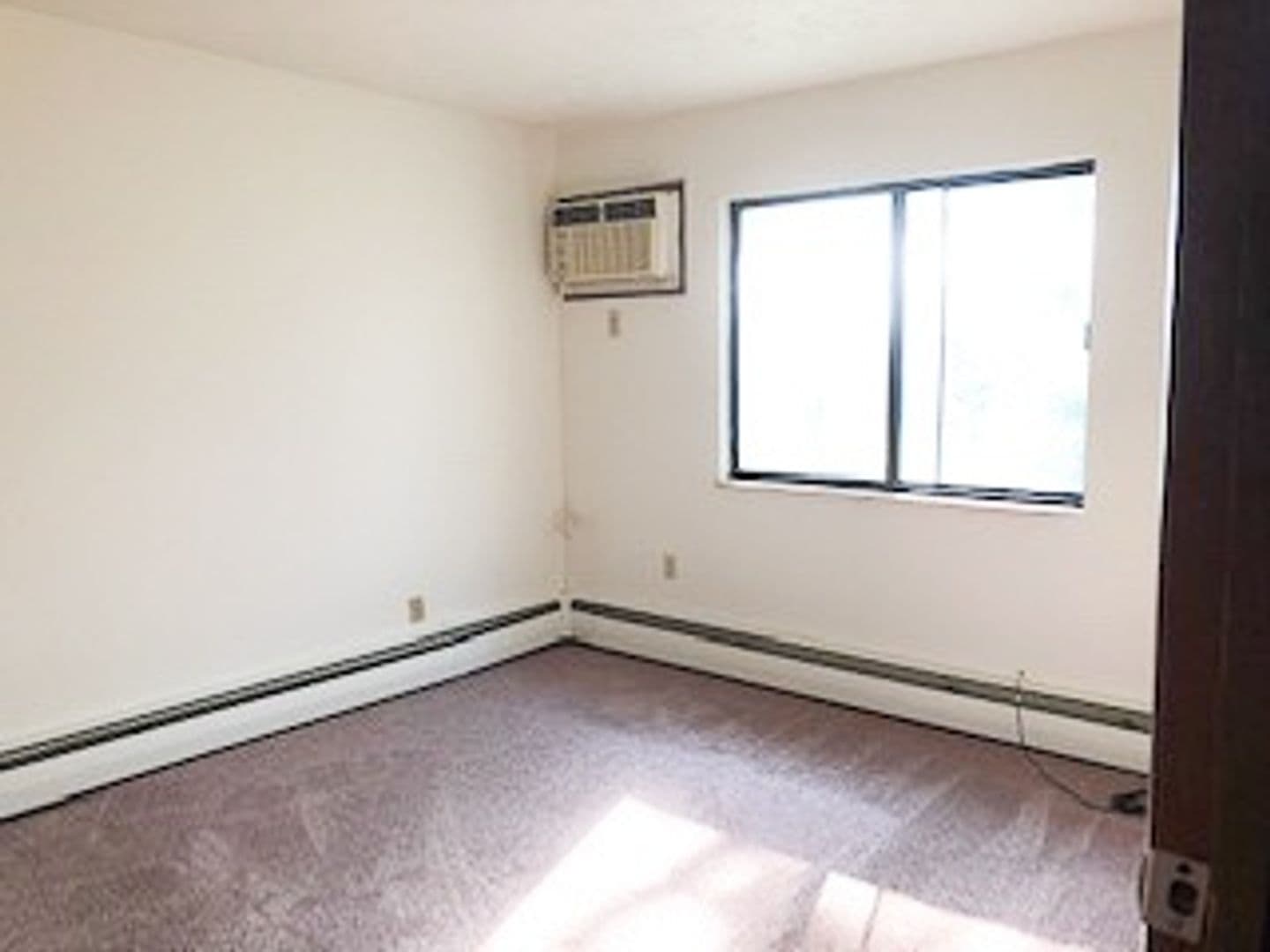 Brook Apartment: 204 S Hess St