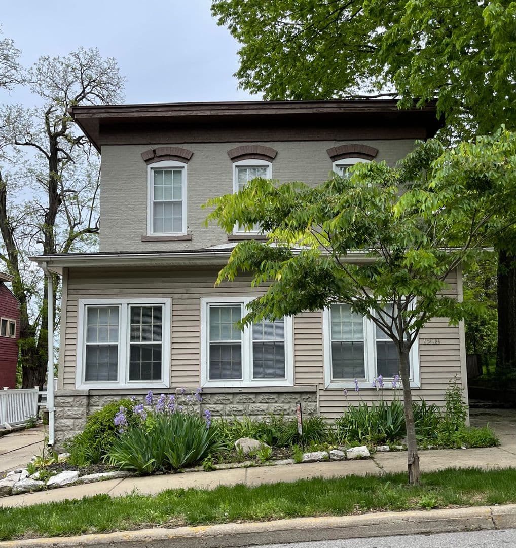 Lafayette Apartment: 1218 Columbia St