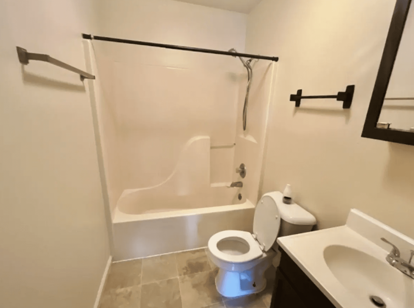 Kokomo Apartment: 1910 N Apperson Way