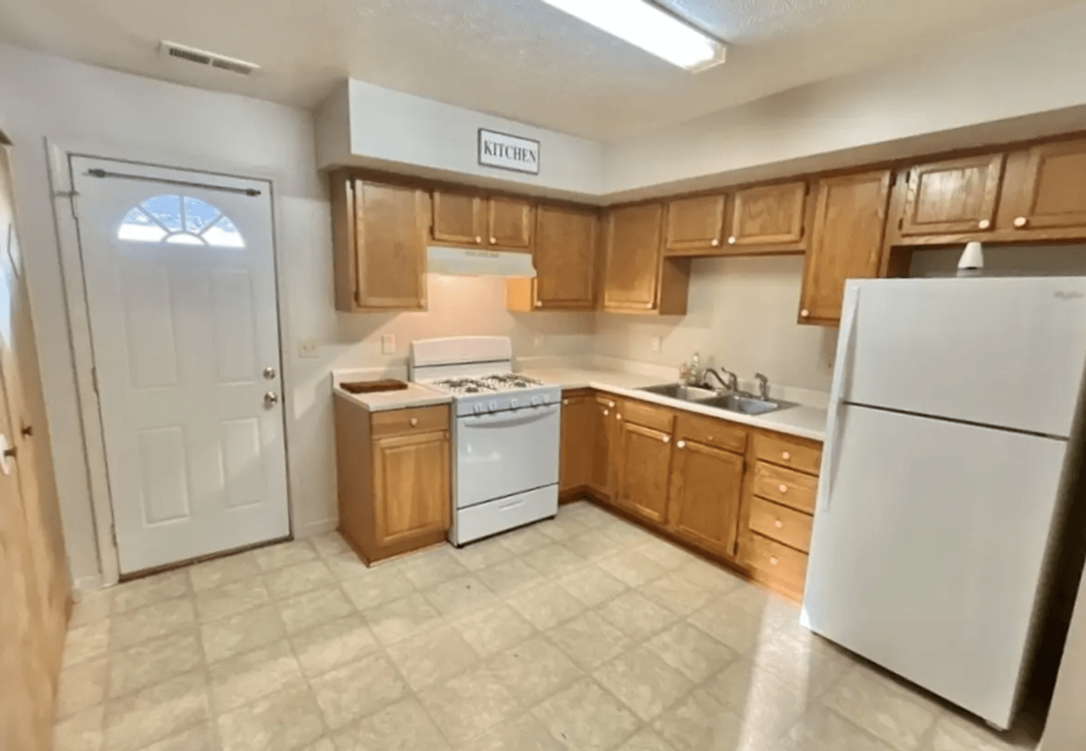 Kokomo Apartment: 1906 N Apperson Way