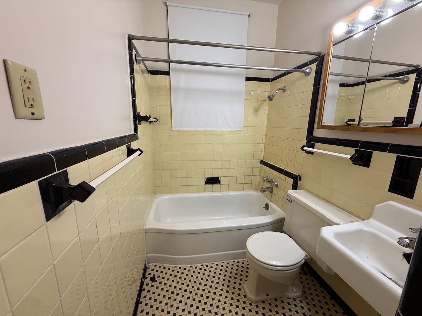 Lafayette Apartment: 803 Highland Avenue
