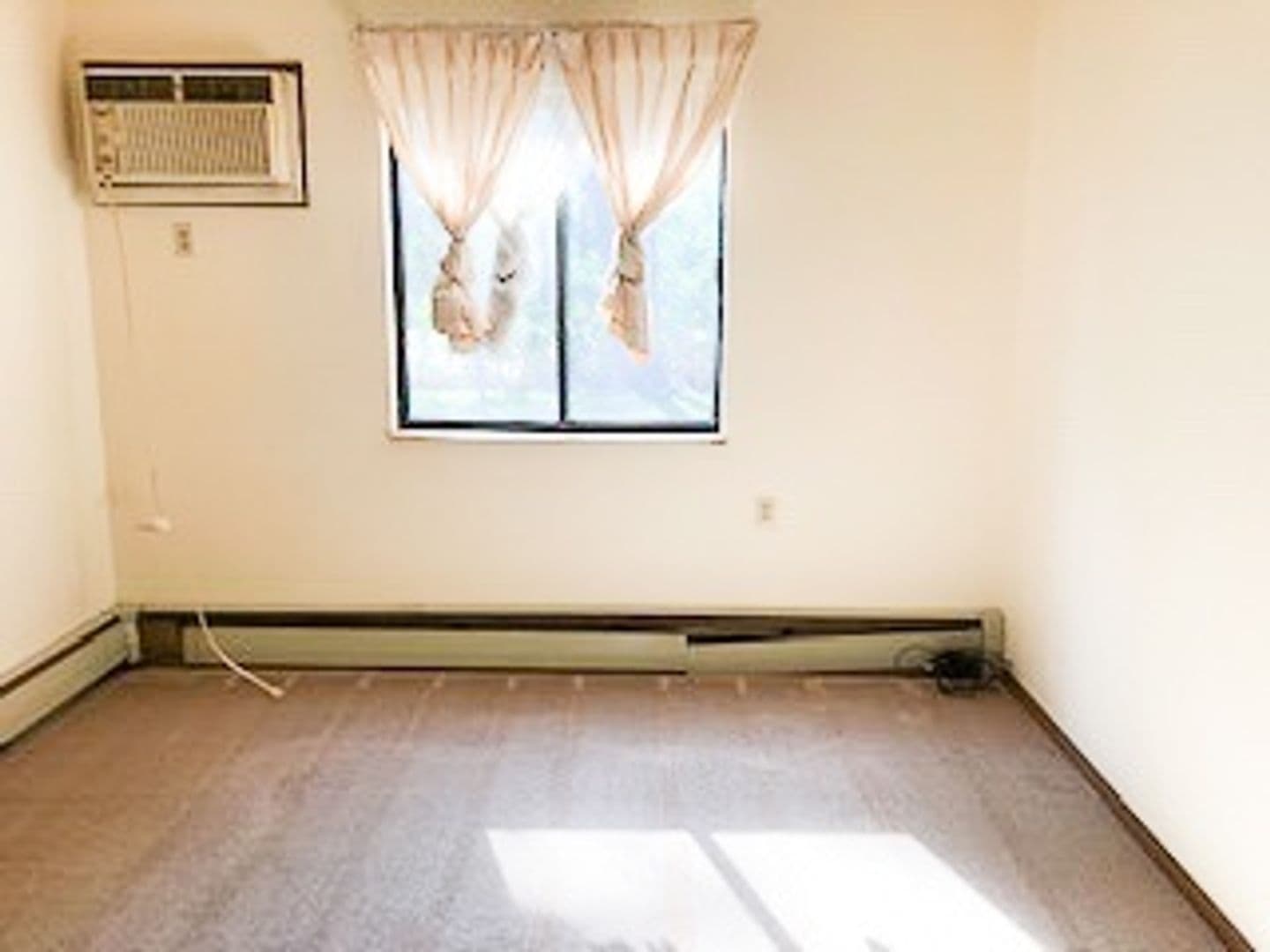 Brook Apartment: 204 S Hess St