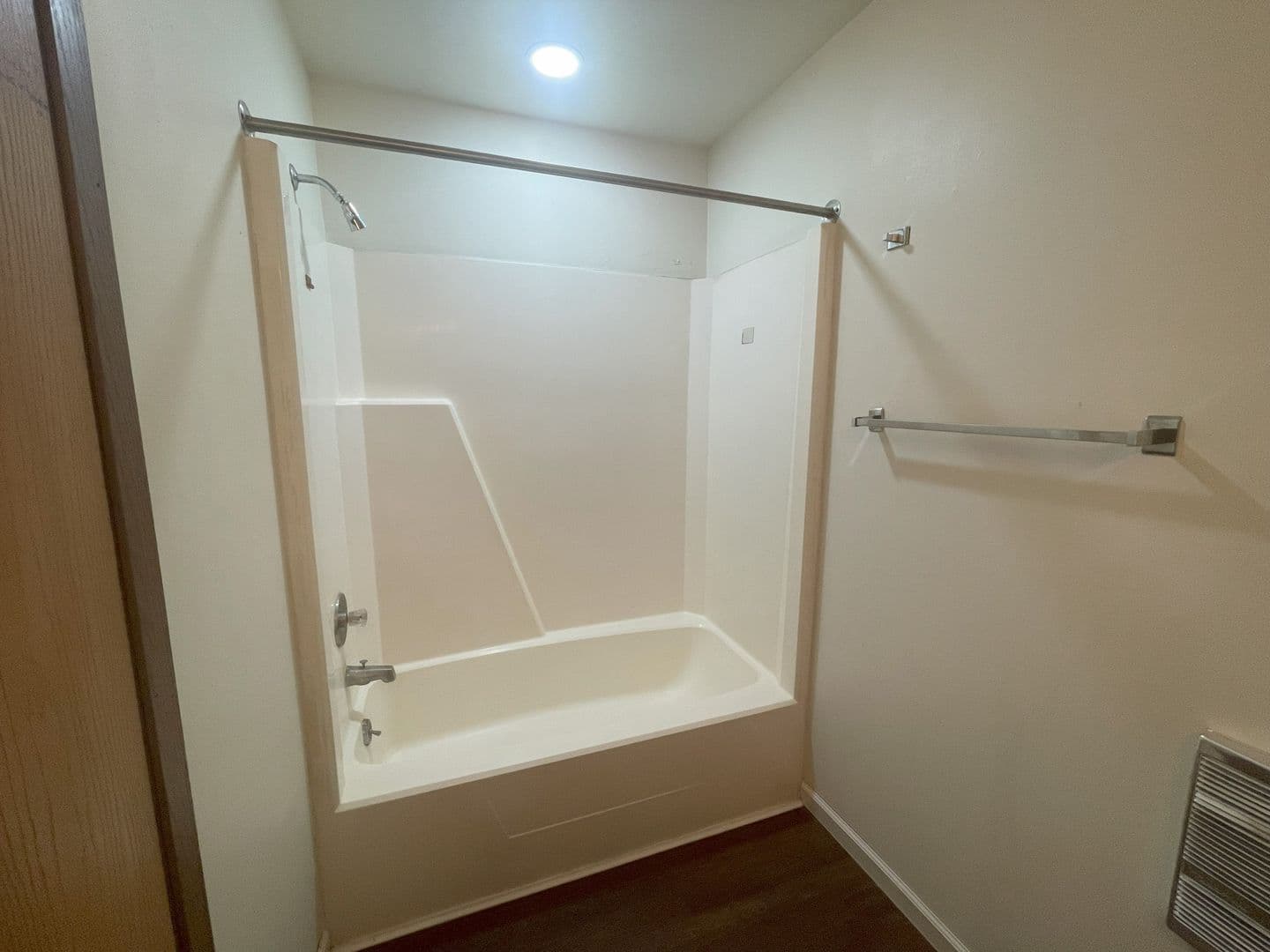 Brook Apartment: 204 S Hess St