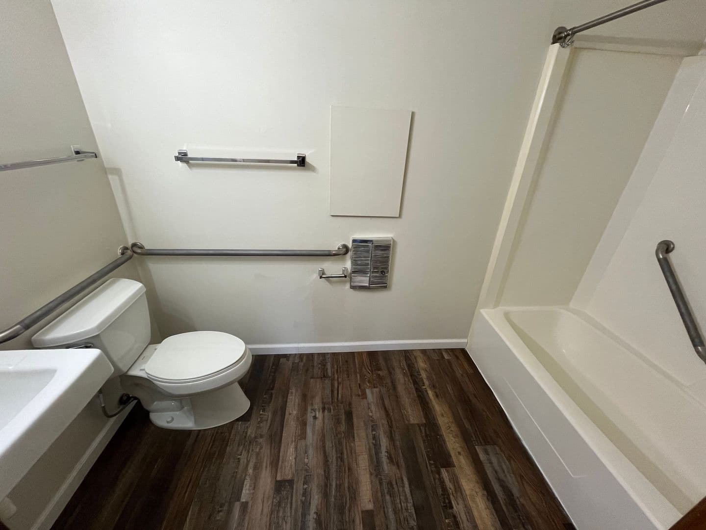 Brook Apartment: 204 S Hess St