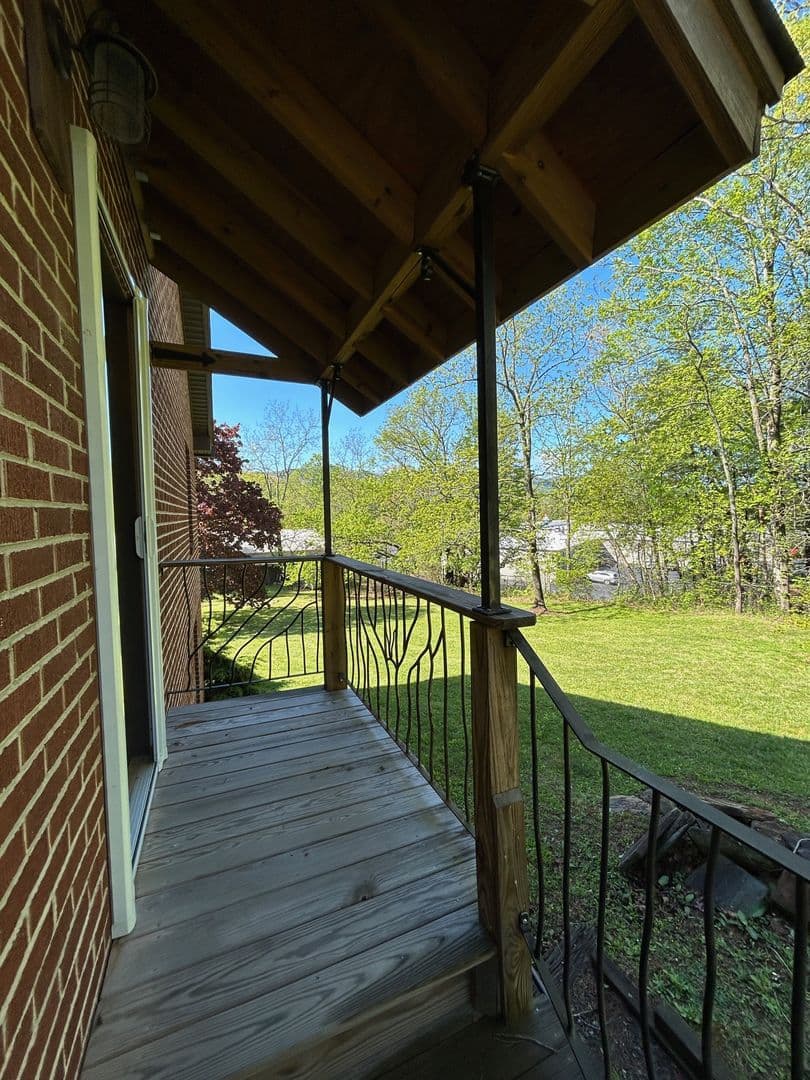 Black Mountain House: 205 Padgettown Road