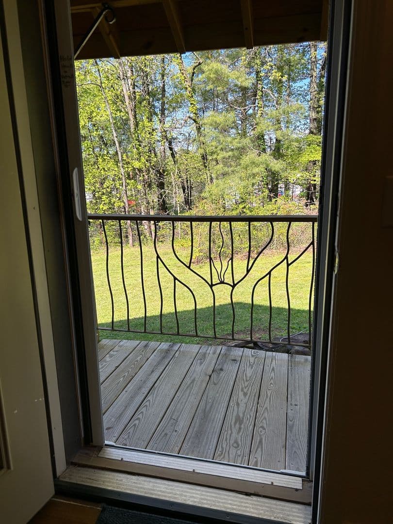 Black Mountain House: 205 Padgettown Road