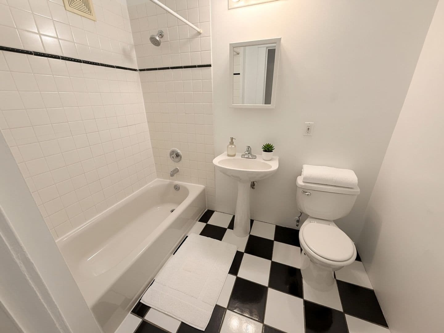 Minneapolis Apartment: 2721 Girard Ave S