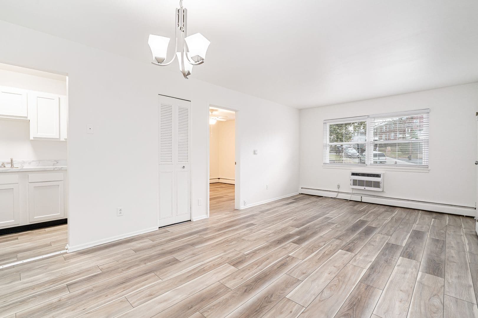 Louisville Apartment: 404 Lindsay Ct.