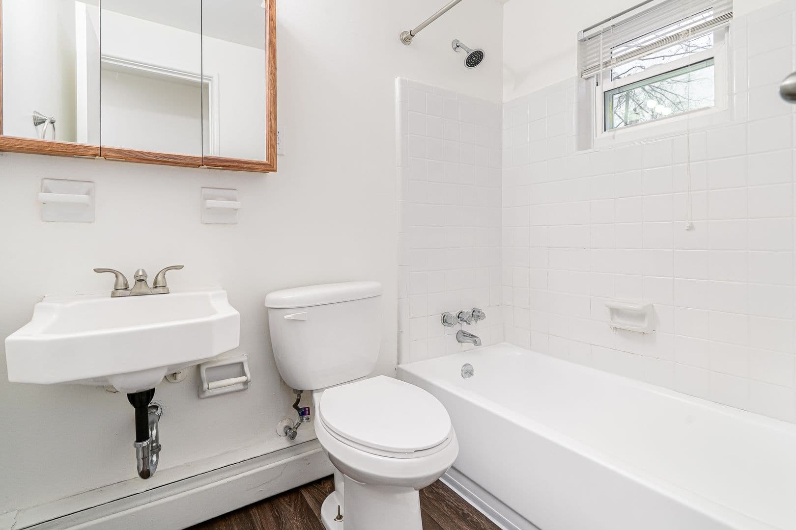 Louisville Apartment: 404 Lindsay Ct.