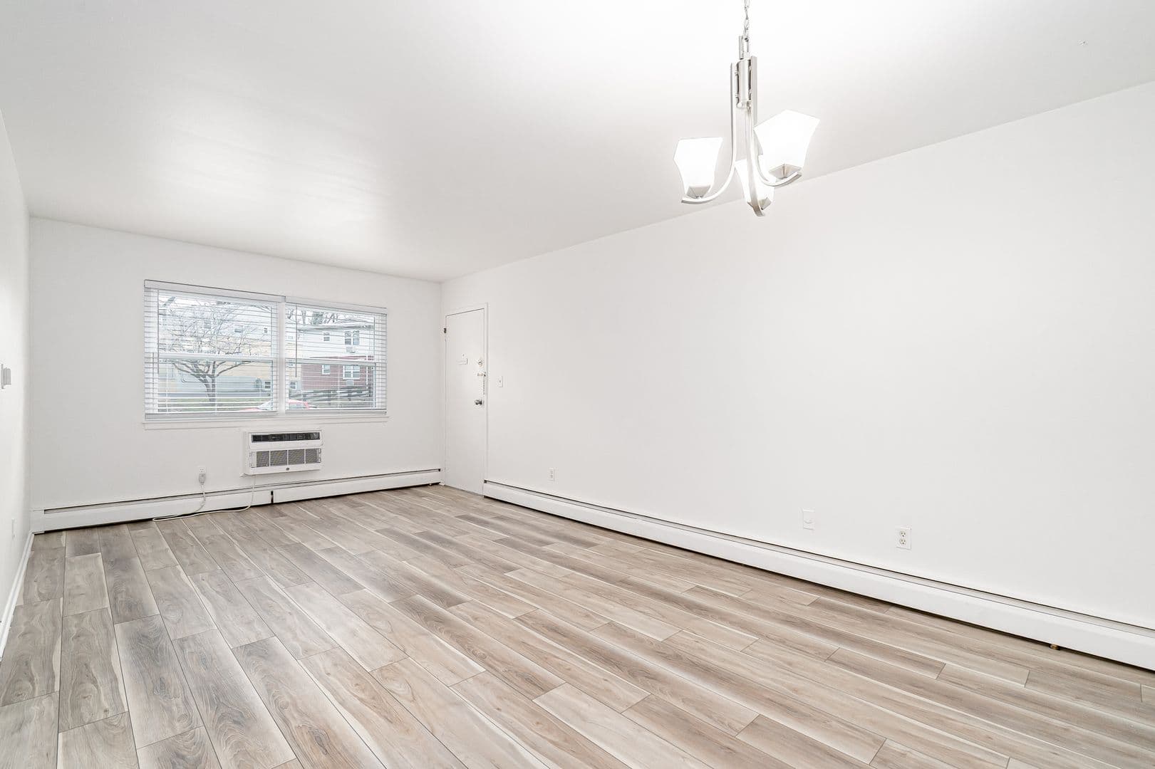 Louisville Apartment: 404 Lindsay Ct.