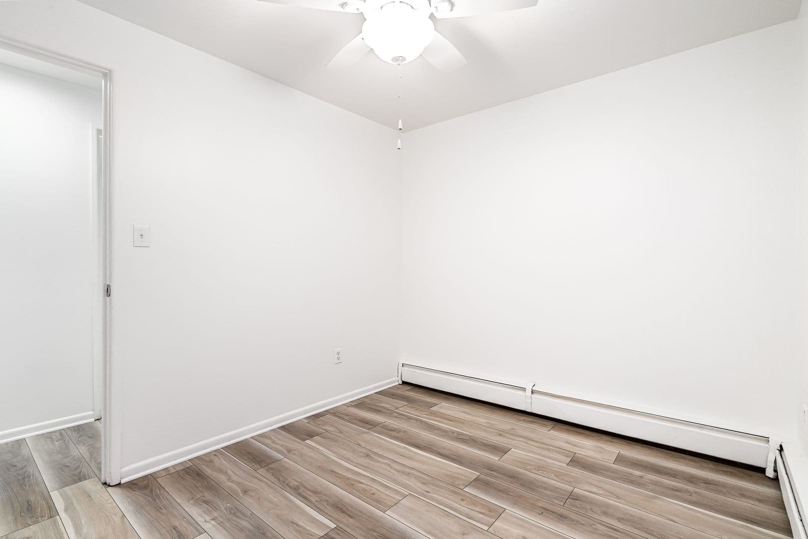 Louisville Apartment: 404 Lindsay Ct.