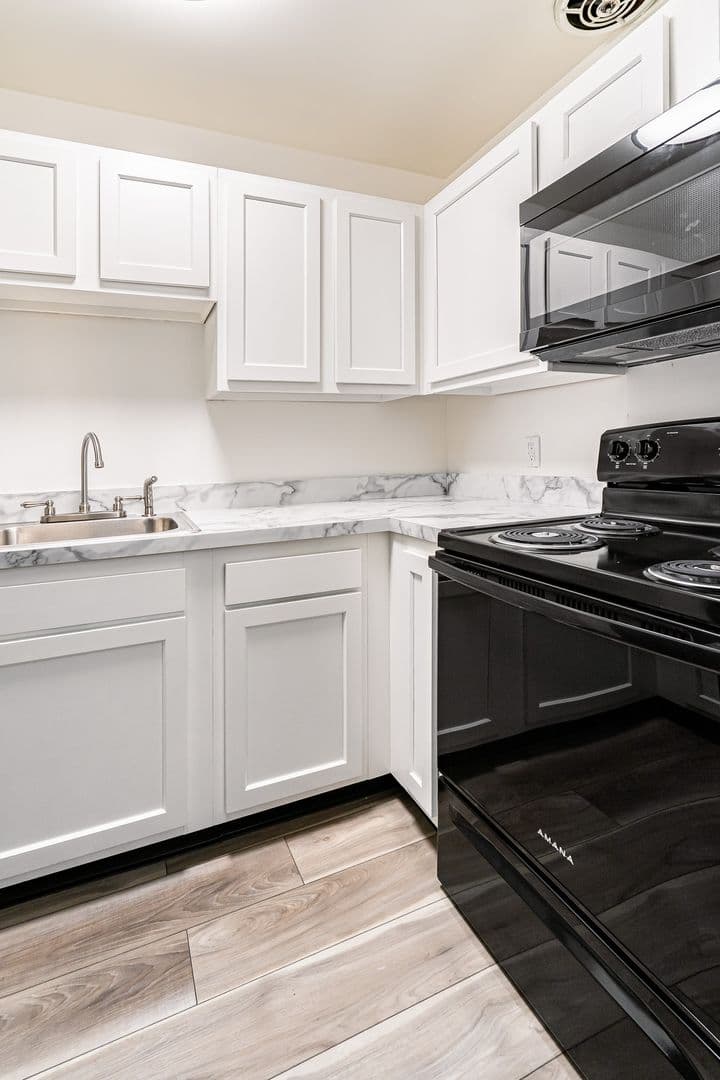 Louisville Apartment: 404 Lindsay Ct.