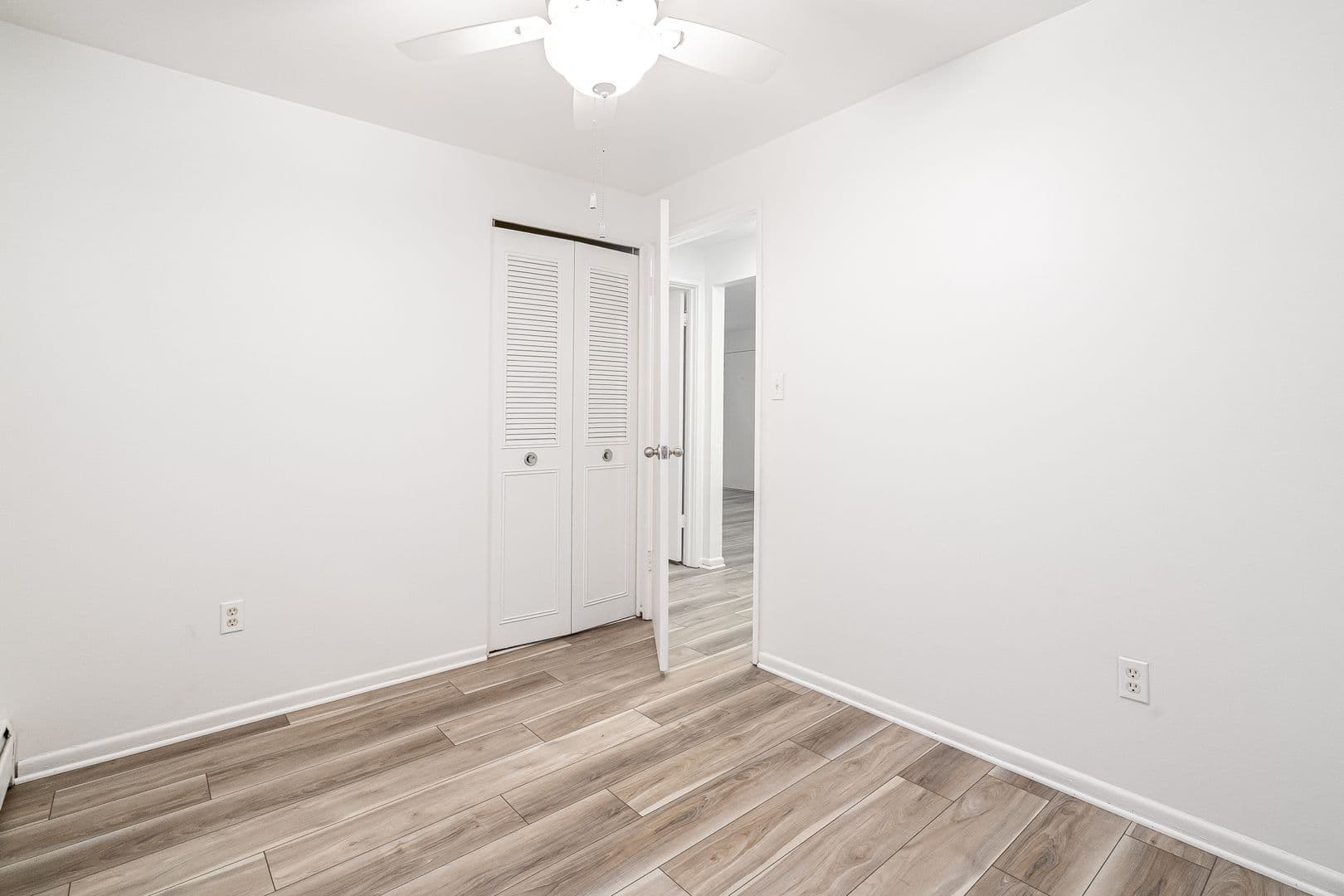 Louisville Apartment: 404 Lindsay Ct.