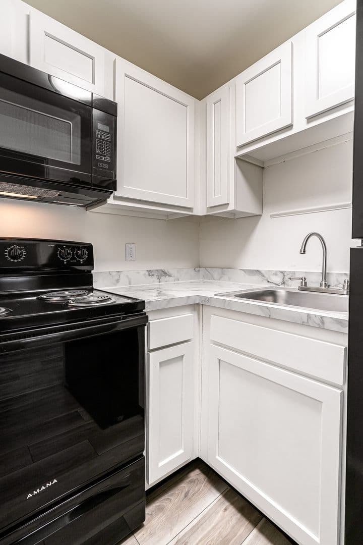 Louisville Apartment: 404 Lindsay Ct.