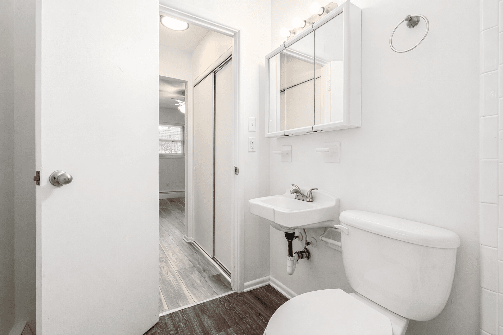 Louisville Apartment: 404 Lindsay Ct.