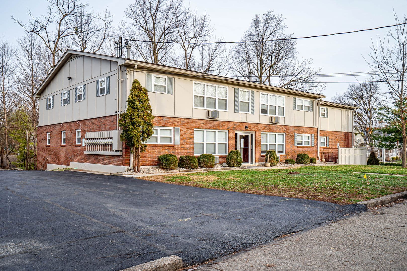 Louisville Apartment: 404 Lindsay Ct.