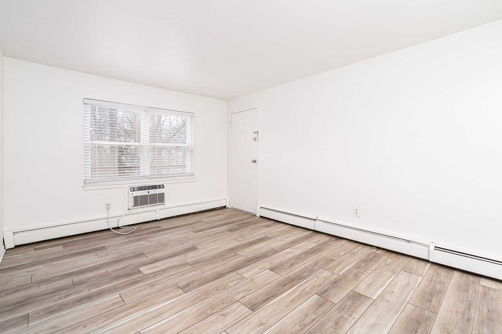Louisville Apartment: 404 Lindsay Ct.