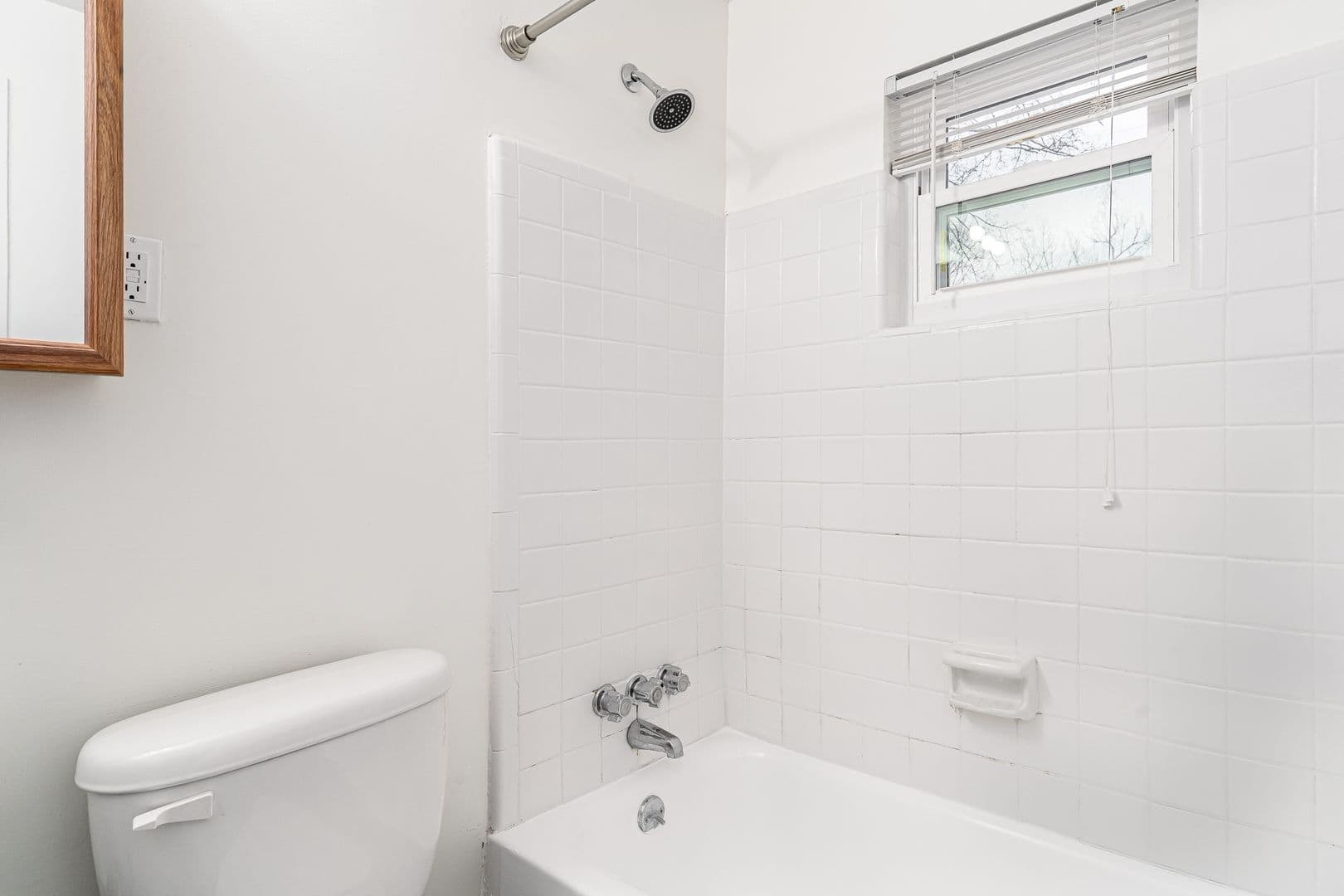 Louisville Apartment: 404 Lindsay Ct.