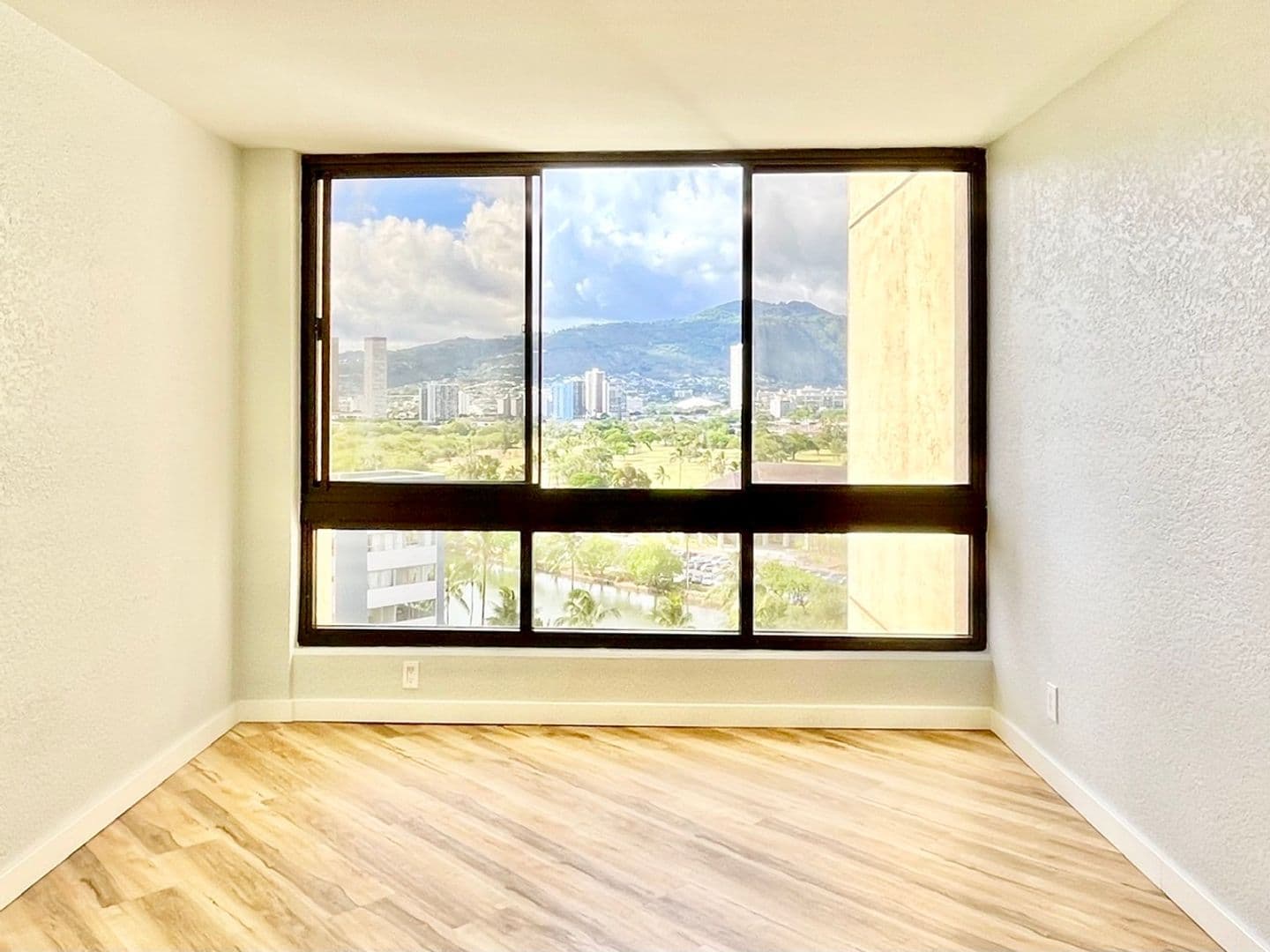 Honolulu Condo: 300 Wai Nani #1418