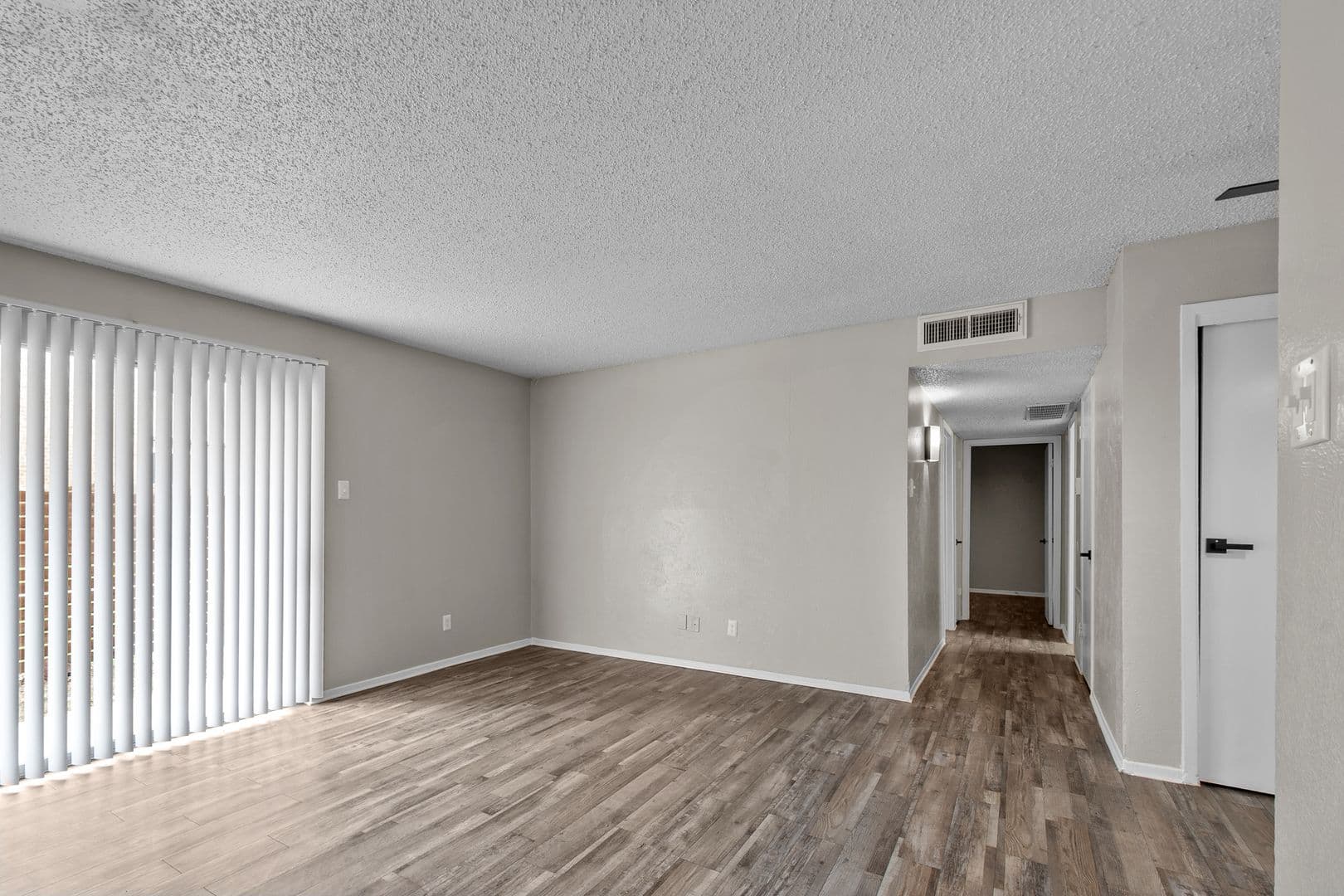 Mansfield Apartment: 1300 E Dallas St.