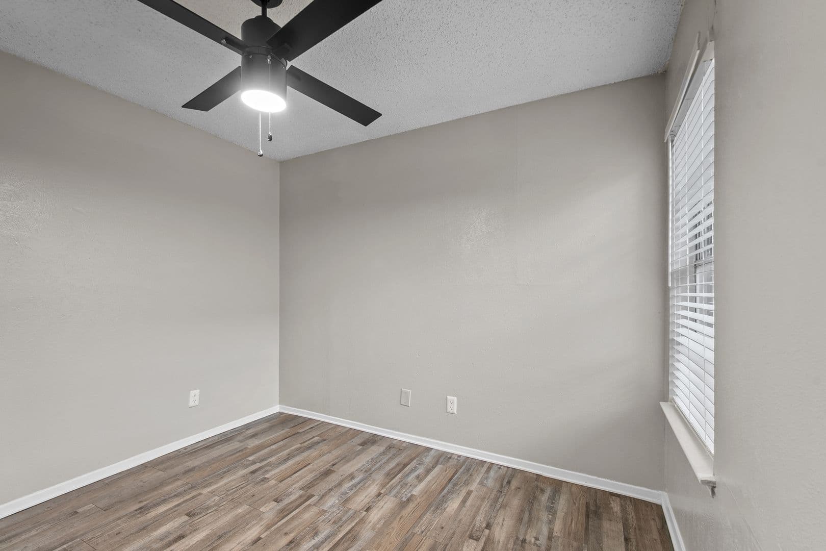 Mansfield Apartment: 1300 E Dallas St.