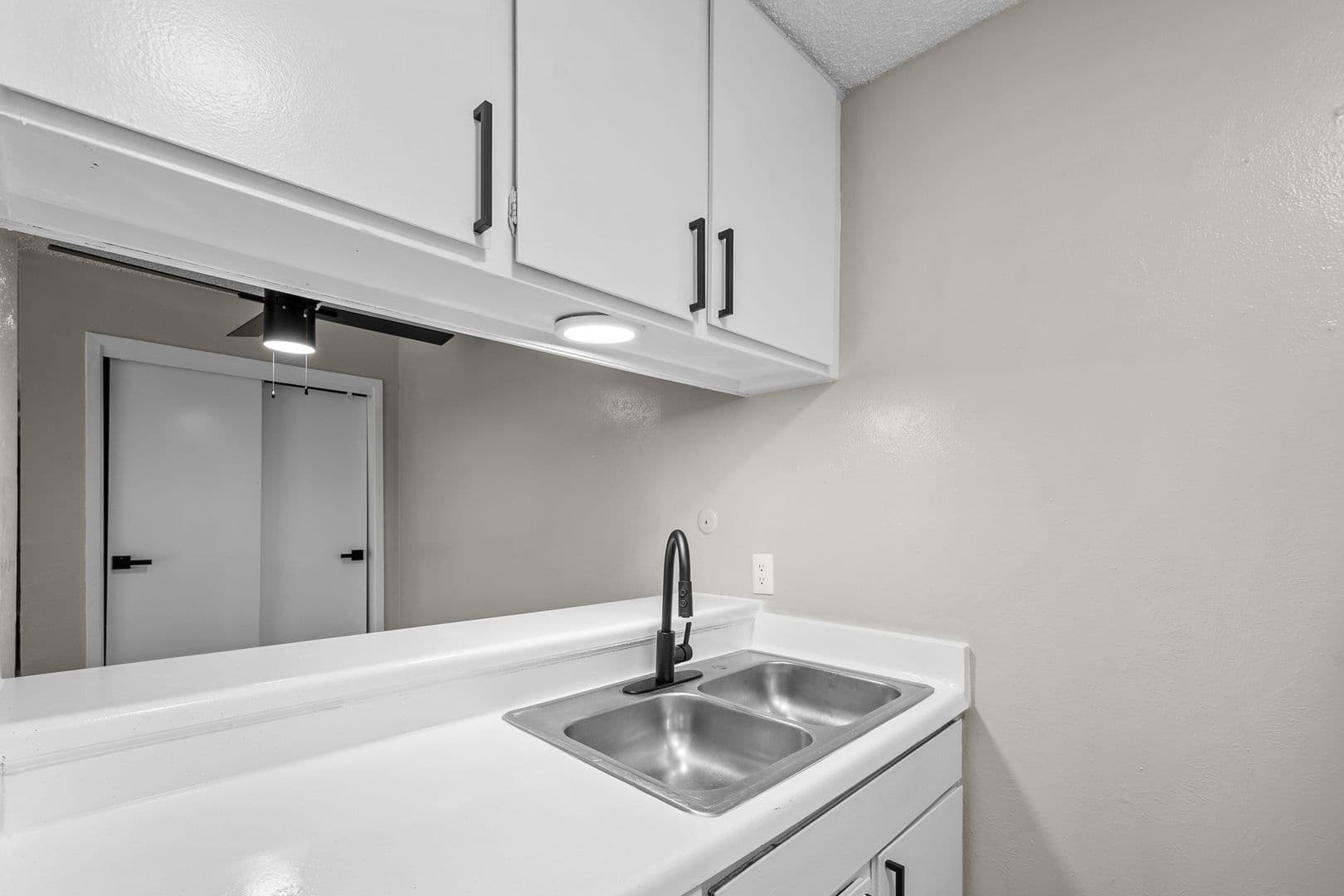 Mansfield Apartment: 1300 E Dallas St.