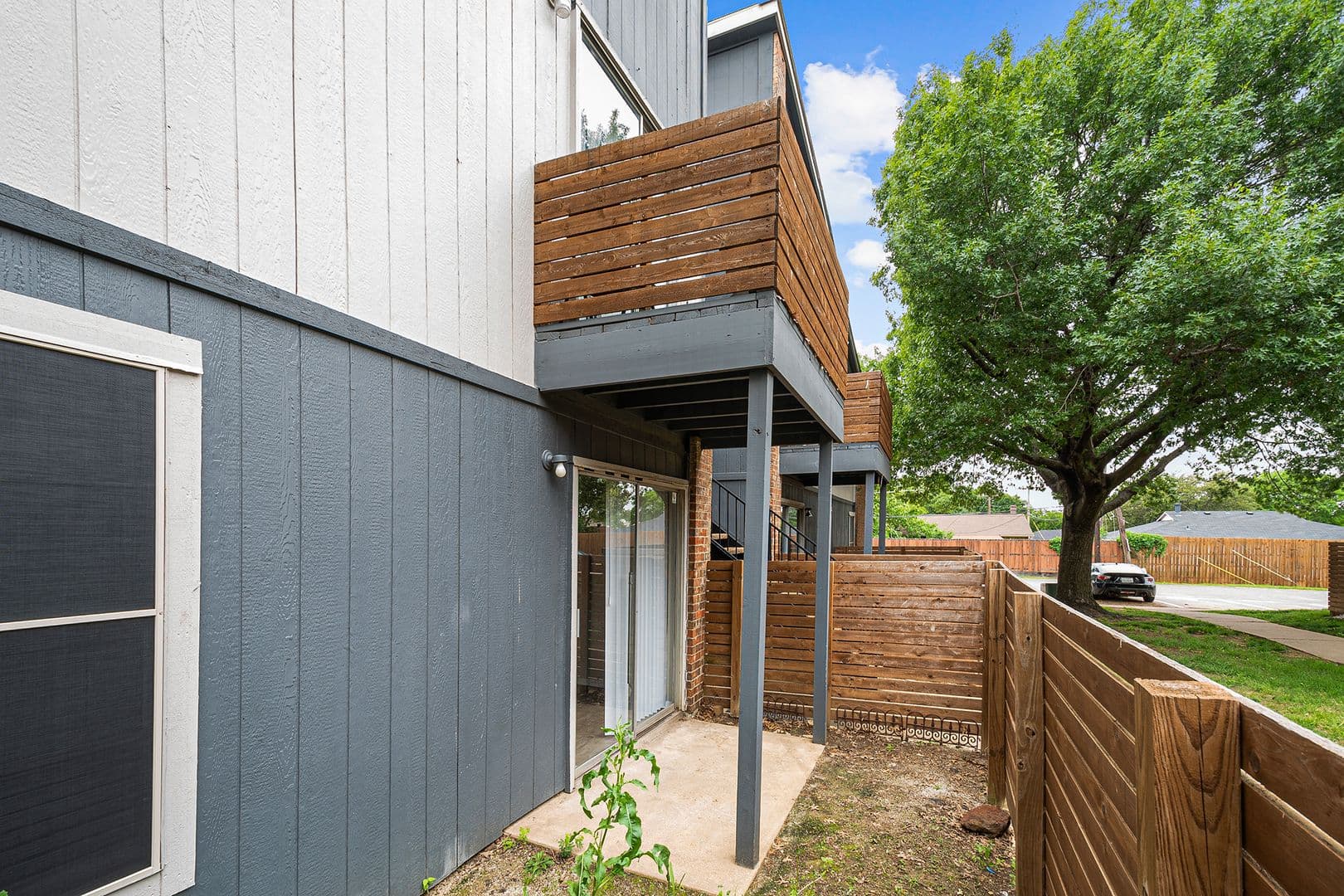 Mansfield Apartment: 1300 E Dallas St.
