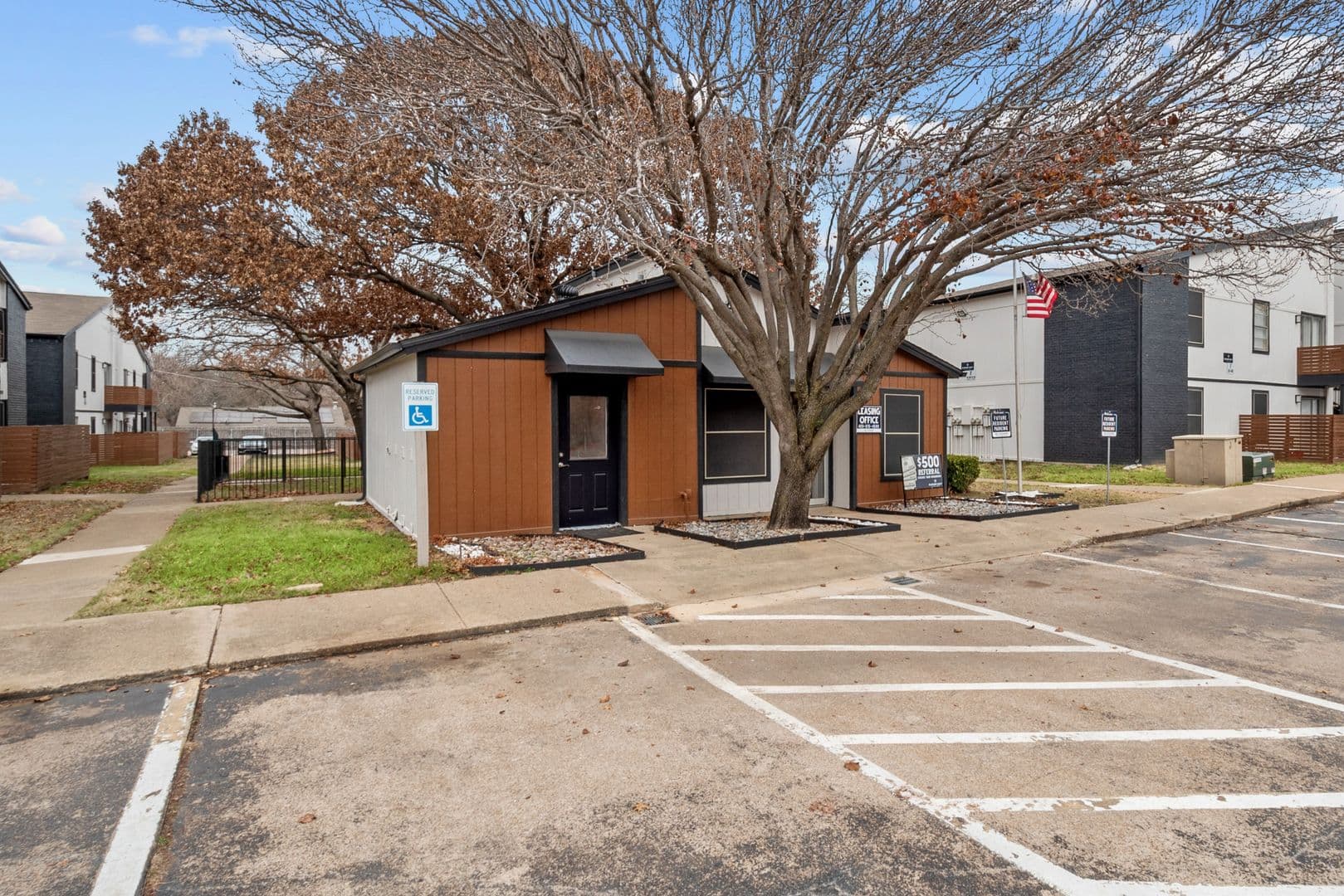 Mansfield Apartment: 1300 E Dallas St.