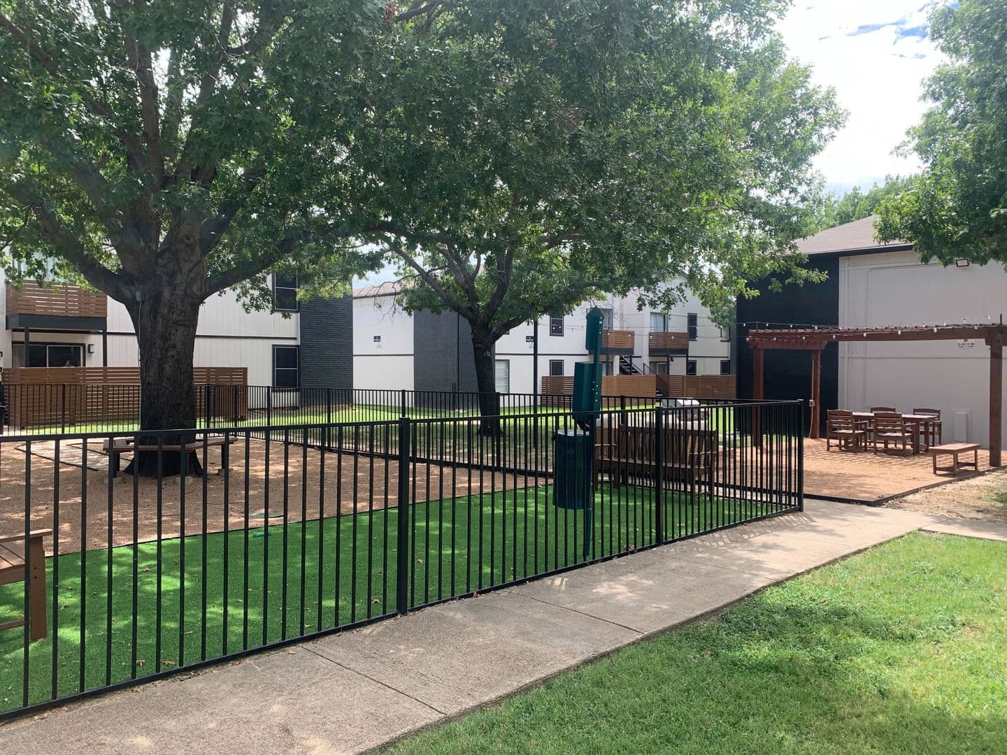 Mansfield Apartment: 1300 E Dallas St.